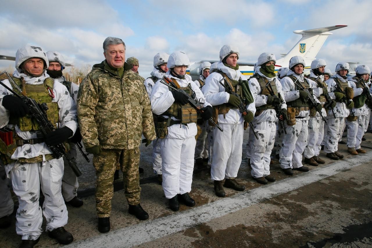 Ukraine's President Petro Poroshenko (2nd L, front) poses for a picture with servicemen as he visits an airforce base near Zhytomyr, Ukraine December 6, 2018. (Reuters Photo)