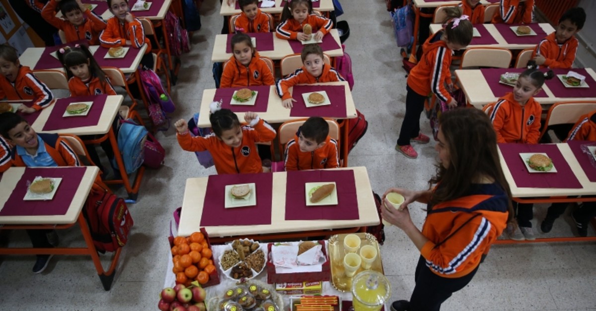 Students at Abdurrahman Vardar Elementary School eat lunch prepared based on the guidelines by the health ministry in Turkey's Bursa province (AA File Photo)