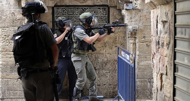 Die israelische Polizei erschießt palästinensische Demonstranten auf einer Straße in einem muslimischen Viertel. 15. September 2015 AFP