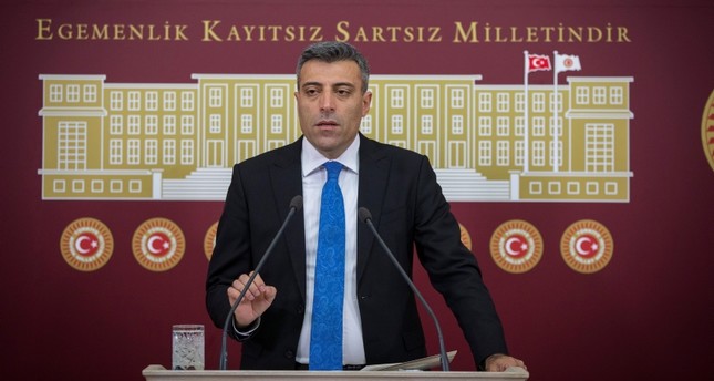 النائب في البرلمان التركي عن حزب الشعب الجمهوري أوزتورك يلماز  وكالة الأناضول للأنباء