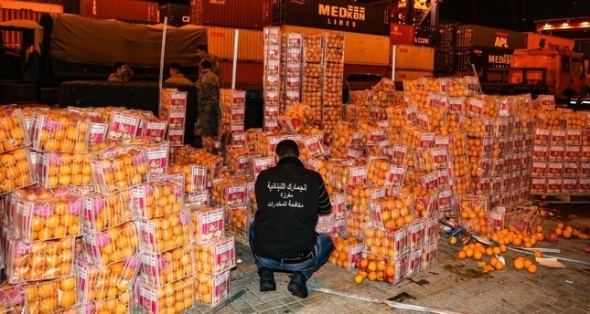صورة أرشيفية لعنصر من الجمارك اللبنانية يتفقد شحنة البرتقال المحتوية على مواد ممنوعة الفرنسية