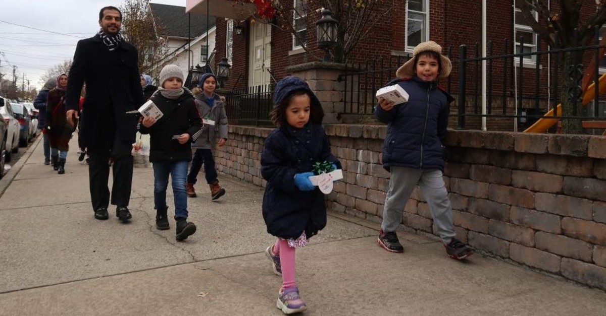 Imam of a Turkish mosque in New Jersey and his students offered baklava to American neighbours for Thanksgiving. (AA Photo)