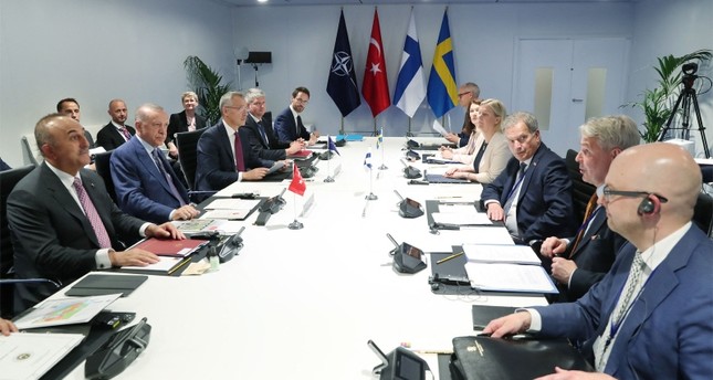جانب من الاجتماع بين تركيا والسويد وفنلندا بمدريد لمناقشة انضمامهما إلى الناتو الأناضول