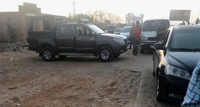 عربات للأمن المصري تسد مدخل المقبرة حيث دفن محمد مرسي رويترز