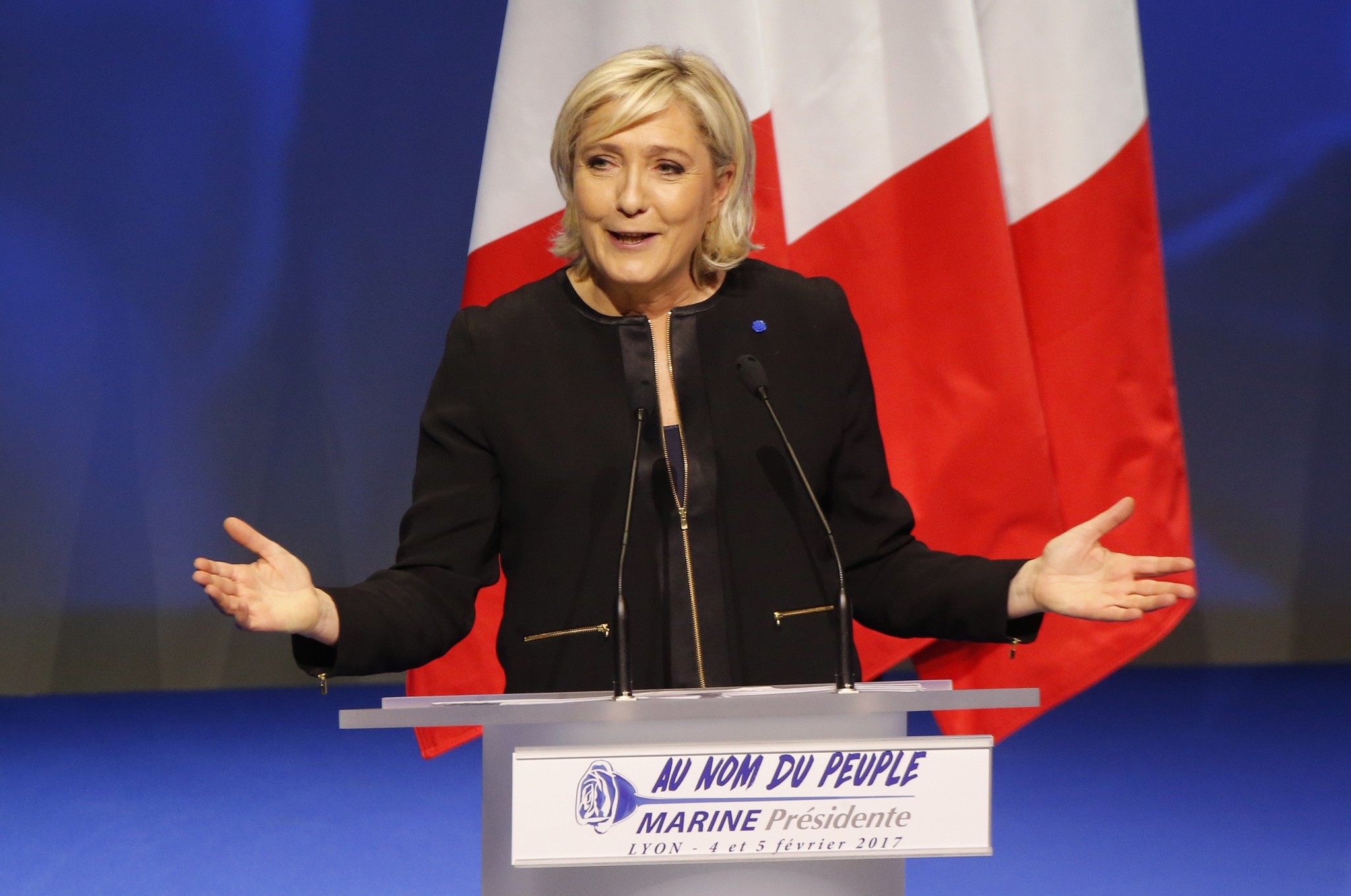 Marine Le Pen Titan Marine Le Pen et sa robe sortie d Marine Le Pen Titan Marine Le Pen et sa robe sortie d