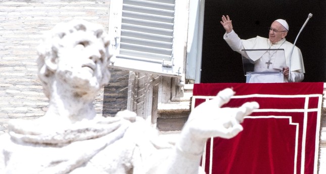بابا الفاتيكان مطلاً من شباك مكتبه في روما EPA