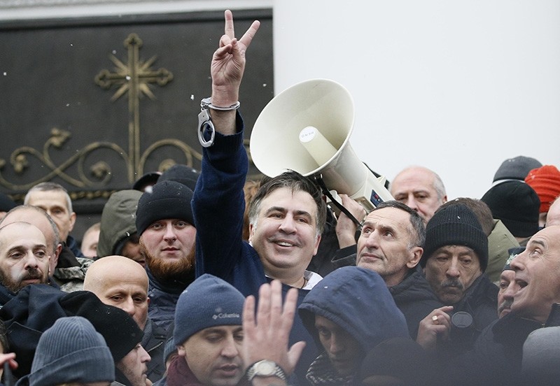Georgian former President Mikheil Saakashvili flashes a victory sign after he was freed by his supporters in Kiev, Ukraine Dec. 5, 2017 (Reuters Photo).
