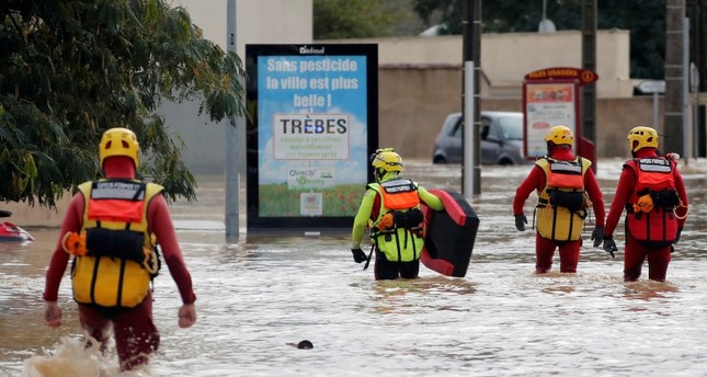 رجال الإطفاء في عمليات إنقاذ المدنيين العالقين جراء الفيضانات الفرنسية