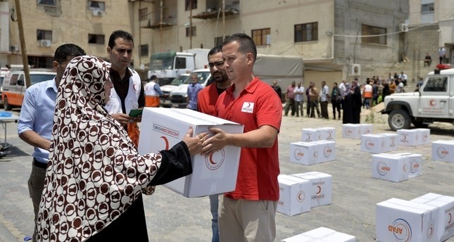 الهلال الأحمر التركي يقدم مساعدات لأهل غزة أرشيفية