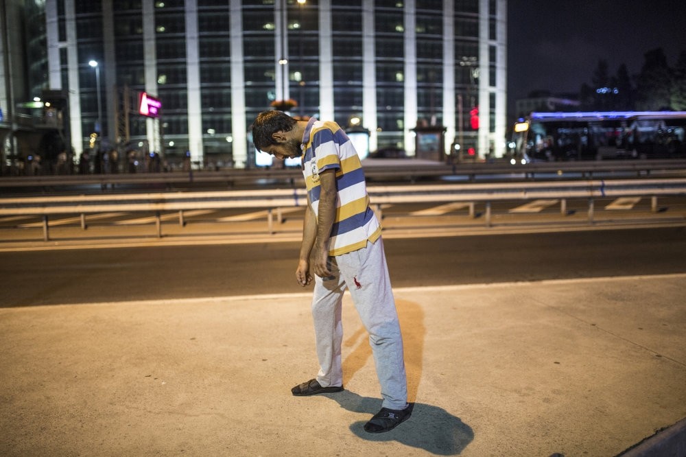 A man stands in a catatonic state on an Istanbul street after consuming bonzai. The drug causes rapid brain damage, with symptoms including schizophrenia-like behavior.