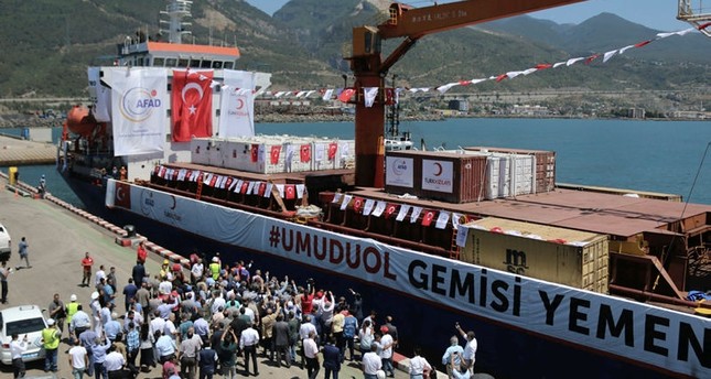 سفينة تركية تبدأ إنزال مساعدات إلى اليمن في ميناء عدن