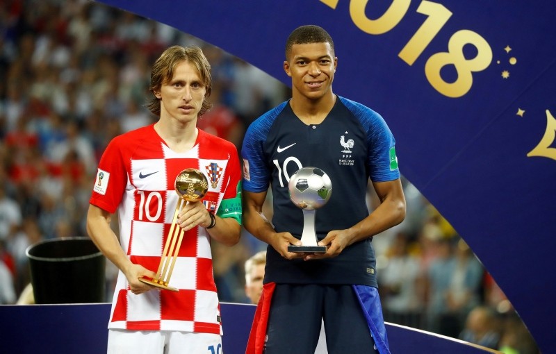 Croatia's Luka Modric poses with the FIFA Golden Ball award as France's Kylian Mbappe poses with the FIFA Young Player award. (REUTERS Photo)