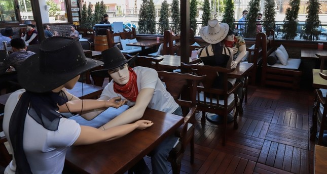 مطعم في أنقرة يضع مجسمات على الموائد للمحافظة على مسافات التباعد الاجتماعي İHA