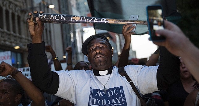 تواصل العنف والمئات يتظاهرون أمام البيت الأبيض احتجاجاً على قتل السود