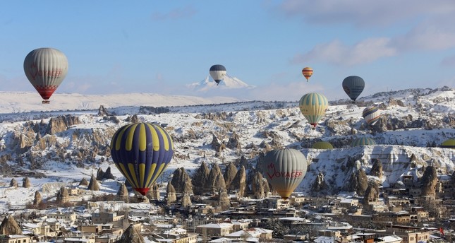 نصف مليون سائح حلقوا بمناطيد كبادوكيا التركية