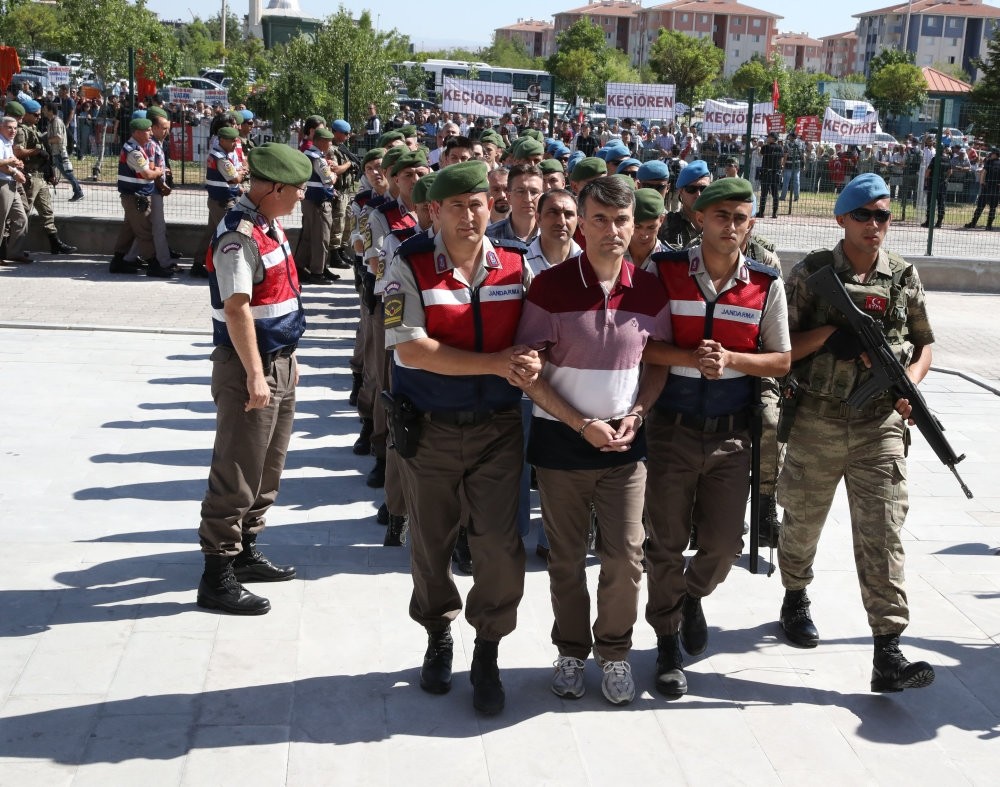 Gendarmeries escort u00d6zu00e7etin to court.