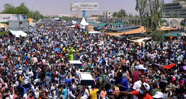 المعارضة السودانية تعلن مقتل متظاهرين خلال محاولة فض اعتصام أمام مقر الجيش