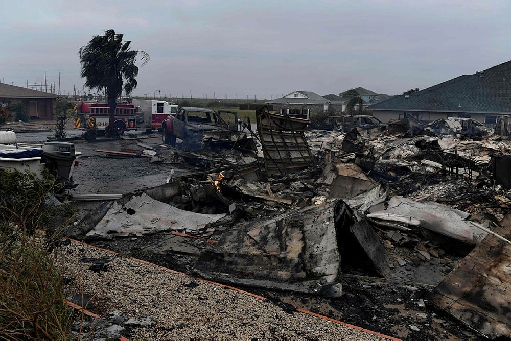 A burnt out house and cars that caught fire are seen after Hurricane Harvey hit Corpus Christi, Texas on August 26, 2017. (AFP Photo)