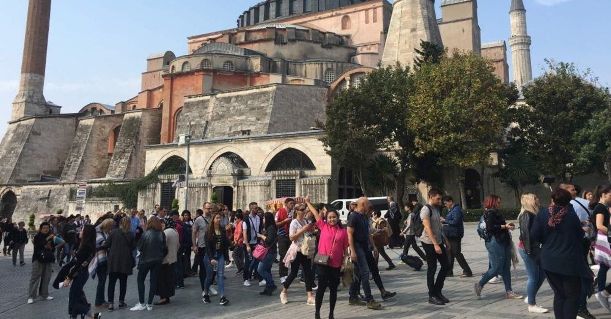 Tourists in Istanbul's historic Sultanahmet neighborhood, Oct. 19, 2019. (DHA Photo)