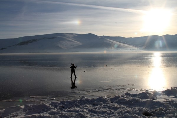 Lake Çıldır in Ardahan has begun to freeze. (IHA Photo)