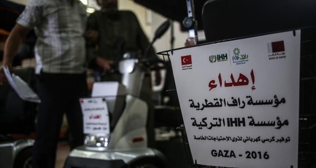 IHH التركية وراف القطرية توزعان عربات كهربائية لذوي الإعاقة في غزة
