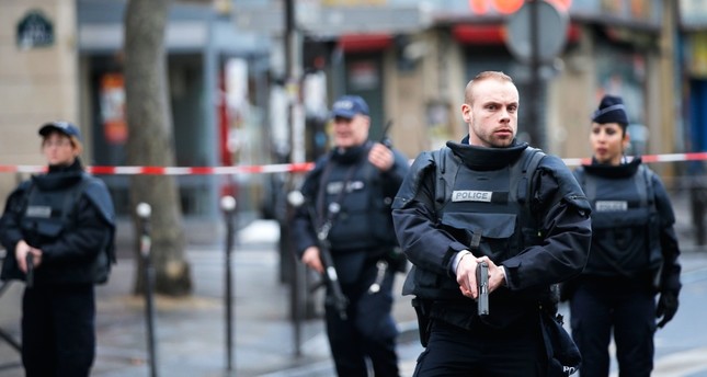 فرنسا تلقي القبض على 10 مشتبه فيهم في تنفيذهم هجمات إرهابية في البلاد