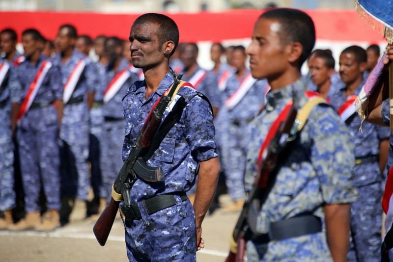 Yemeni fighters from the Popular Resistance Committees, supporting forces loyal to Yemen's Saudi-backed government, attend a graduation ceremony in the country's third city Taez, on October 27, 2018. (AFP Photo)