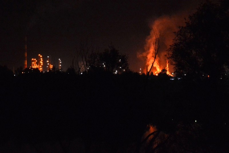A picture taken on October 9, 2018 shows a fire at the Russian-owned oil refinery in Bosanski Brod, in Bosnia, following an explosion that injured several workers. (AFP Photo)