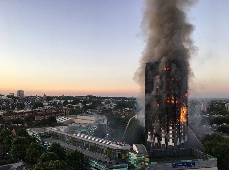  This handout image received by local resident Natalie Oxford early on June 14, 2017 shows flames and smoke coming from a 27-storey block of flats after a fire broke out in west London. (AFP Photo)