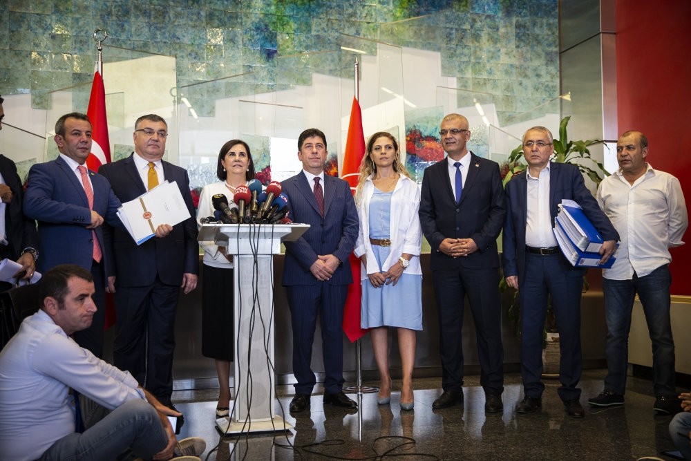 CHP dissidents during a press conference in August. They called on party leader Ku0131lu0131u00e7darou011flu to resign but failed to reach the quorum for the extraordinary congress.