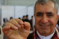 Türkischer Dichter stellt winziges Buch her