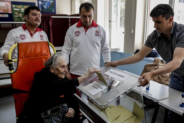 Die 90-jährige Suzan Sonkaya wurde im Istanbuler Bezirk Kadıköy mit einem Krankenwagen zur Wahlurne gebracht DHA Foto