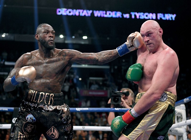  Deontay Wilder punches Tyson Fury in the ninth round fighting to a draw during the WBC Heavyweight Champioinship at Staples Center on December 1, 2018 in Los Angeles, California. (AFP Photo)