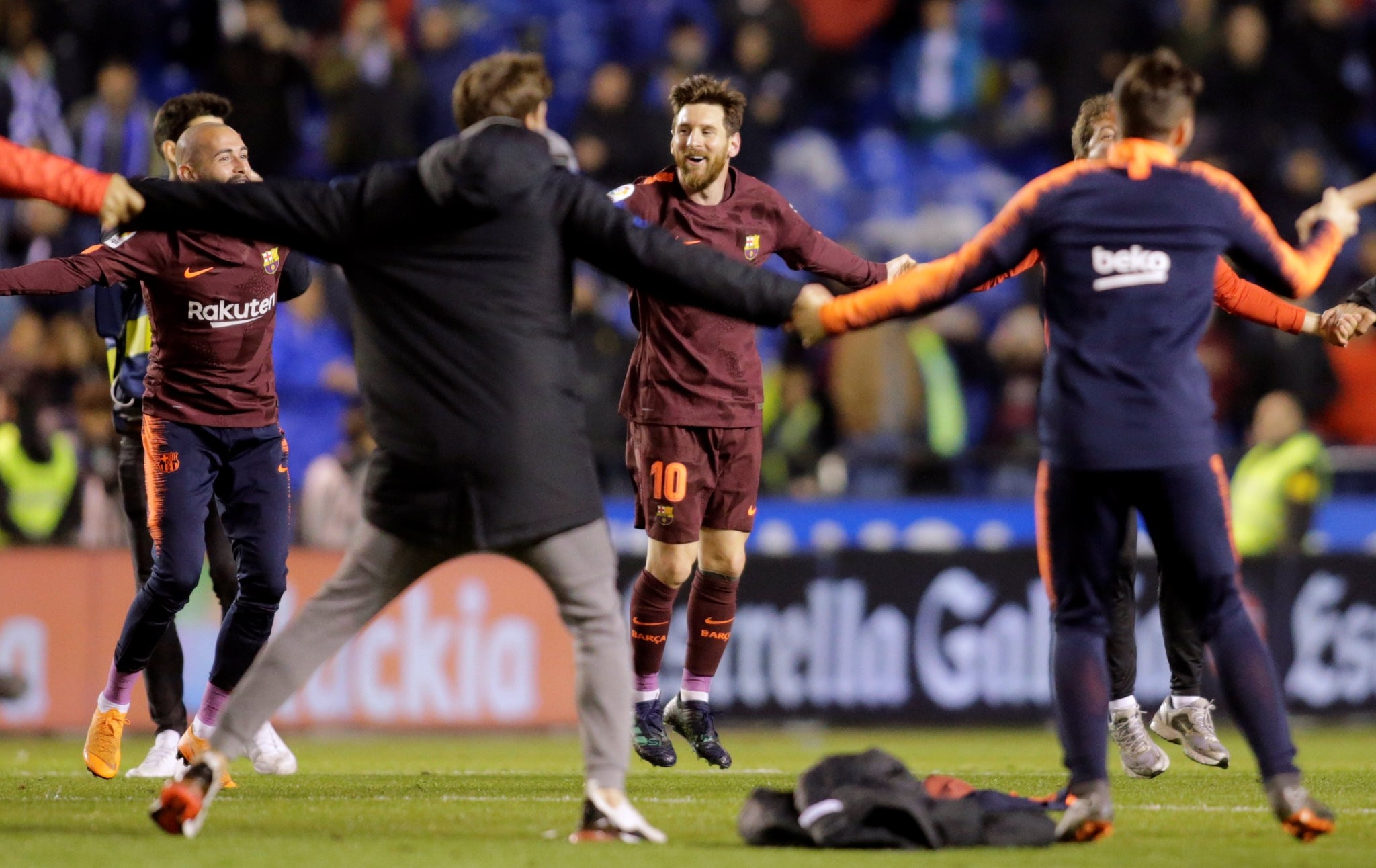  Barcelona's Lionel Messi celebrates winning La Liga Santander with team mates after the match. (REUTERS Photo)