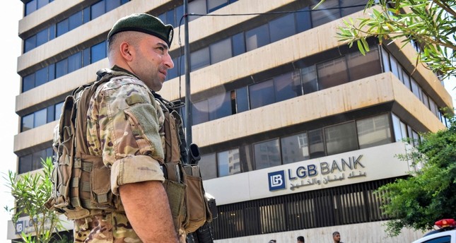 عسكري لبناني أمام أحد المصارف في بيروت الفرنسية
