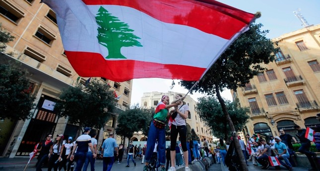 اللبنانيون يقطعون الطرق الرئيسية مجدداً ويتظاهرون قرب القصر الرئاسي