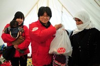 Atsushi Miyazaki delivers a food package to a family in quake-hit Van, Nov. 6, 2011. (AA Photo) 