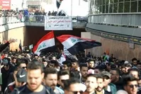 Iraqi University students carry Iraqi flags during ongoing anti-government protests, Baghdad, Dec. 29, 2019. (Reuters Photo)