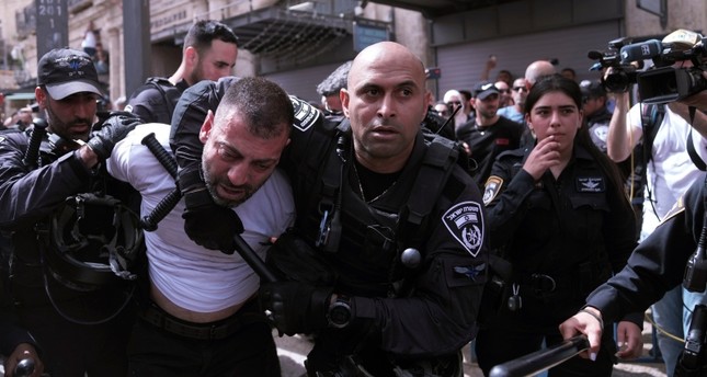 صورة أرشيفية أثناء اعتداء جنود الاحتلال الإسرائيلي على فلسطيني AP