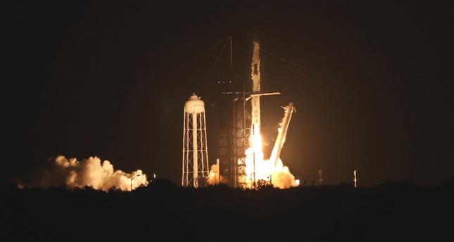 سبيس إكس تطلق صاروخاً يقل 4 رواد فضاء في رحلتها الثالثة خلال عام