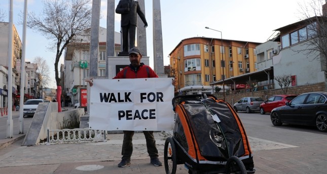 مشياً على الأقدام.. بريطاني يصل تركيا في رحلة سلام إلى مكة
