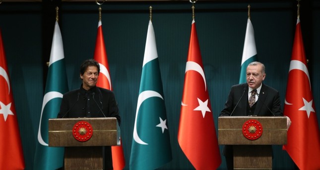 أرشيفيىة.. رئيس الوزراء الباكستاني عمران أثناء زيارته أنقرة