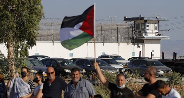 تظاهرة فلسطينية تضامناً مع الأسرى في سجون إسرائيل الفرنسية