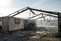 A huge blaze gutted the Grande-Synthe migrant camp outside the northern French city of Dunkirk on Apr. 10. (AFP Photo)