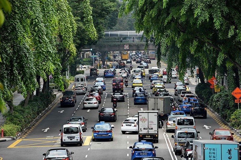 Motorists enter the financial district area in Singapore (AFP Photo)