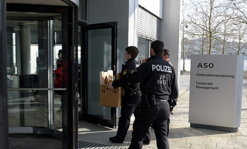 Policemen carry boxes as they search the headquarters of the German car manufacturer Audi in Ingolstadt, southern Germany on Feb.6, 2018 (AFP Photo)