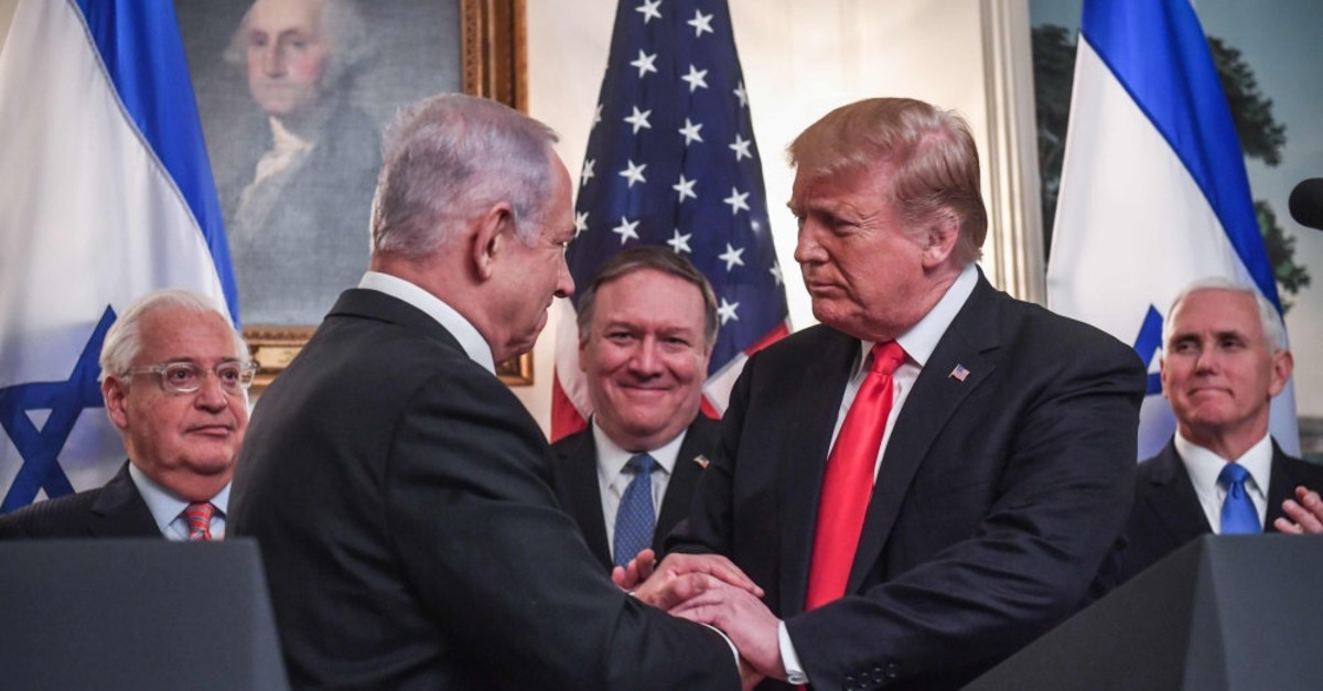 U.S. President Donald Trump (R) shakes hands with Israeli Prime Minister Benjamin Netanyahu at the White House, Washington, March 25, 2019. 