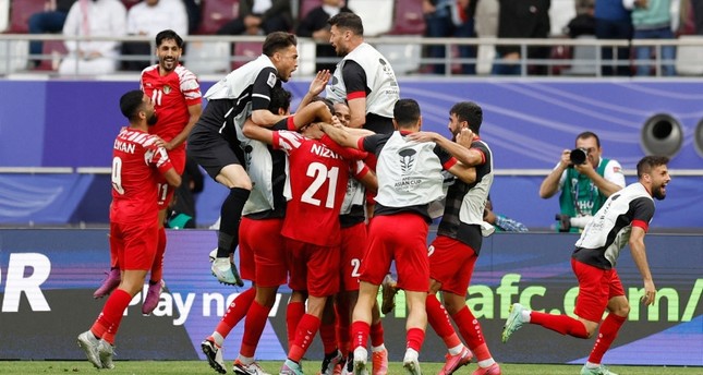 لاعبو المنتخب الأردني يحتفلون بالهدف الثالث في مرمى منتخب العراق ضمن دور الـ 16 في كأس آسيا، قطر  صورة: رويترز