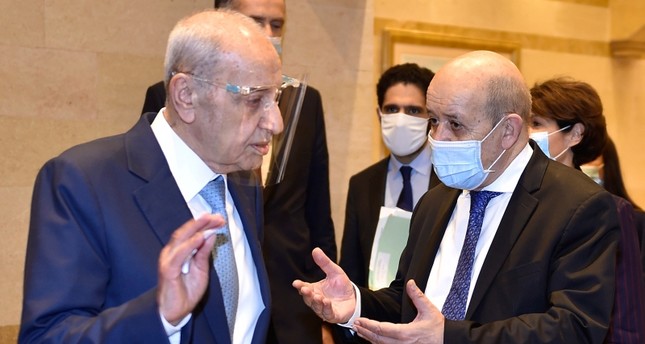 وزير الخارجية الفرنسي مع رئيس البرلمان اللبناني نبيه بري AP