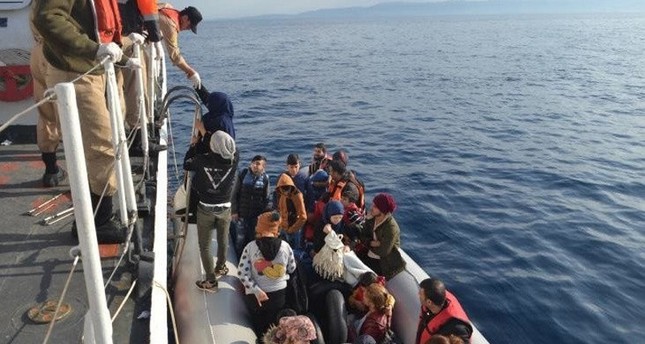 خفر السواحل التركي ينقذ مهاجرين من البحر من الأرشيف